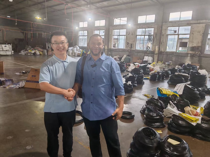 Pelanggan Sierra Leone Sangat Memuji Kapasitas Produksi dan Kualitas Produk Kami Selama Kunjungan Pabrik